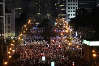 Des milliers de personnes ont manifesté à Tel-Aviv mardi contre la réforme de la justice, mise en pause par Netanyahu.